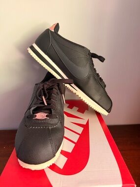 Nike women’s classic Cortez leather. Black with rose gold accents.  size 8.5
